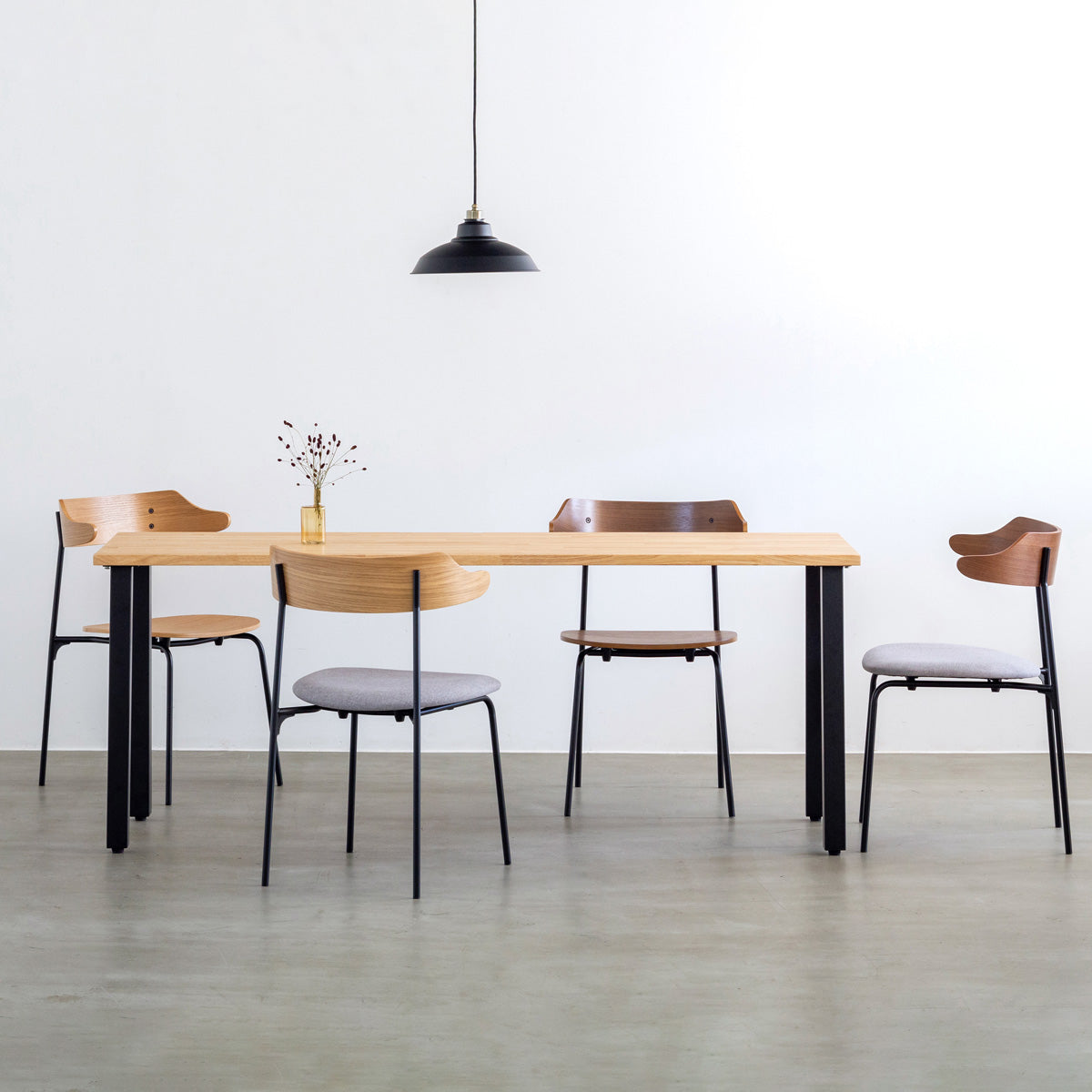 オーク材プライウッドとスチールを組み合わせたナチュラルカラーのハーフアームの板座ダイニングチェア（使用イメージ2）