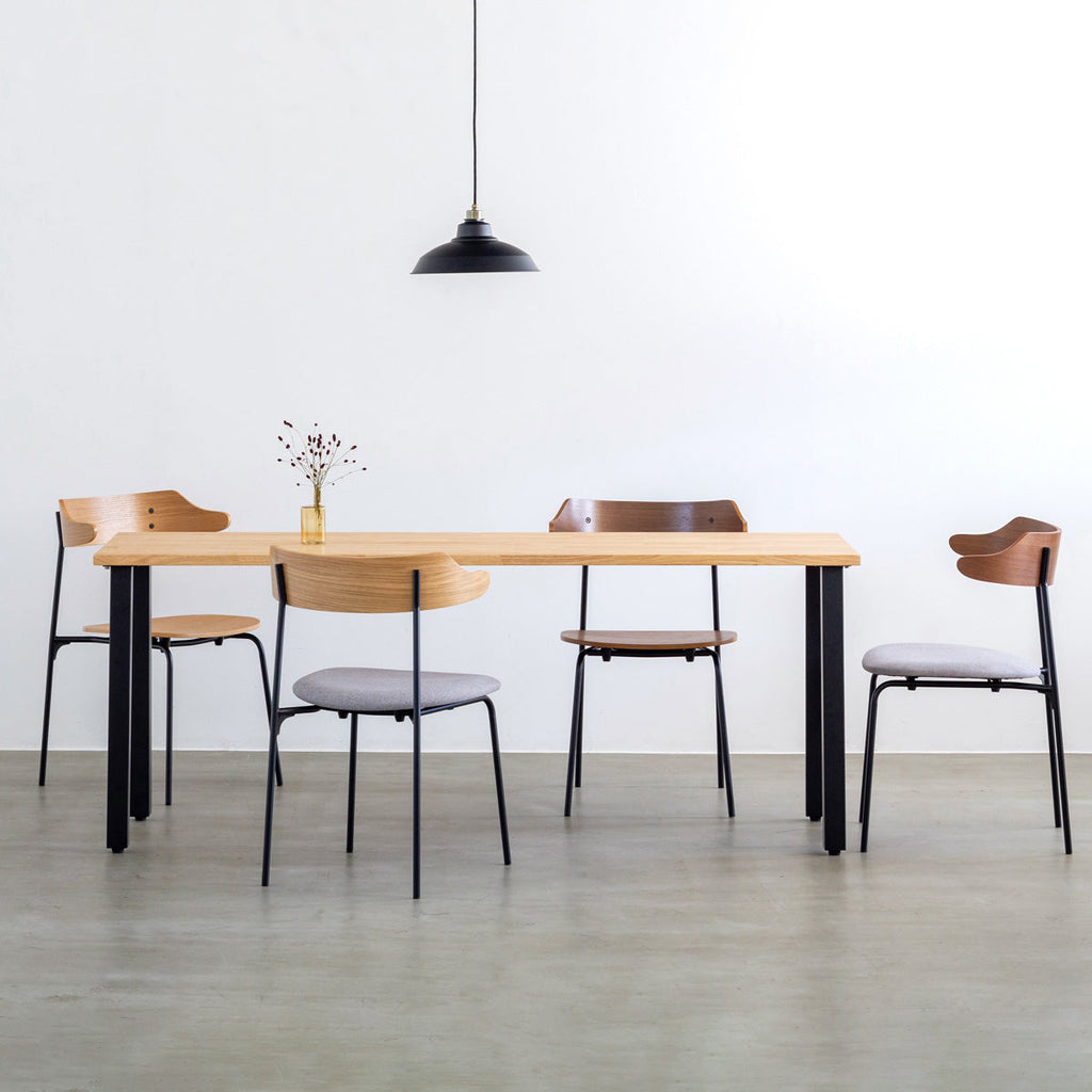 オーク材プライウッドとスチールを組み合わせたナチュラルカラーのハーフアームのダイニングチェア（使用イメージ2）