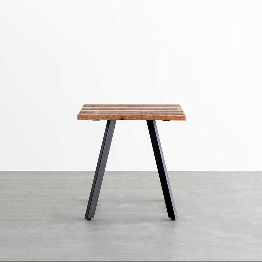 KANADEMONOのヴィンテージ加工の杉無垢材とブラックアイアン脚のカフェテーブル（正面）