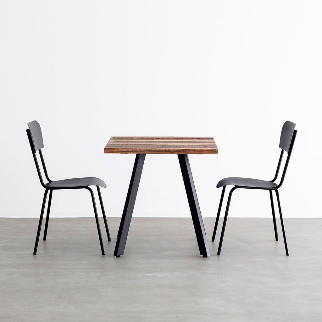 ヴィンテージ加工杉無垢材とアイアンのカフェテーブルにチェアを組み合わせて１