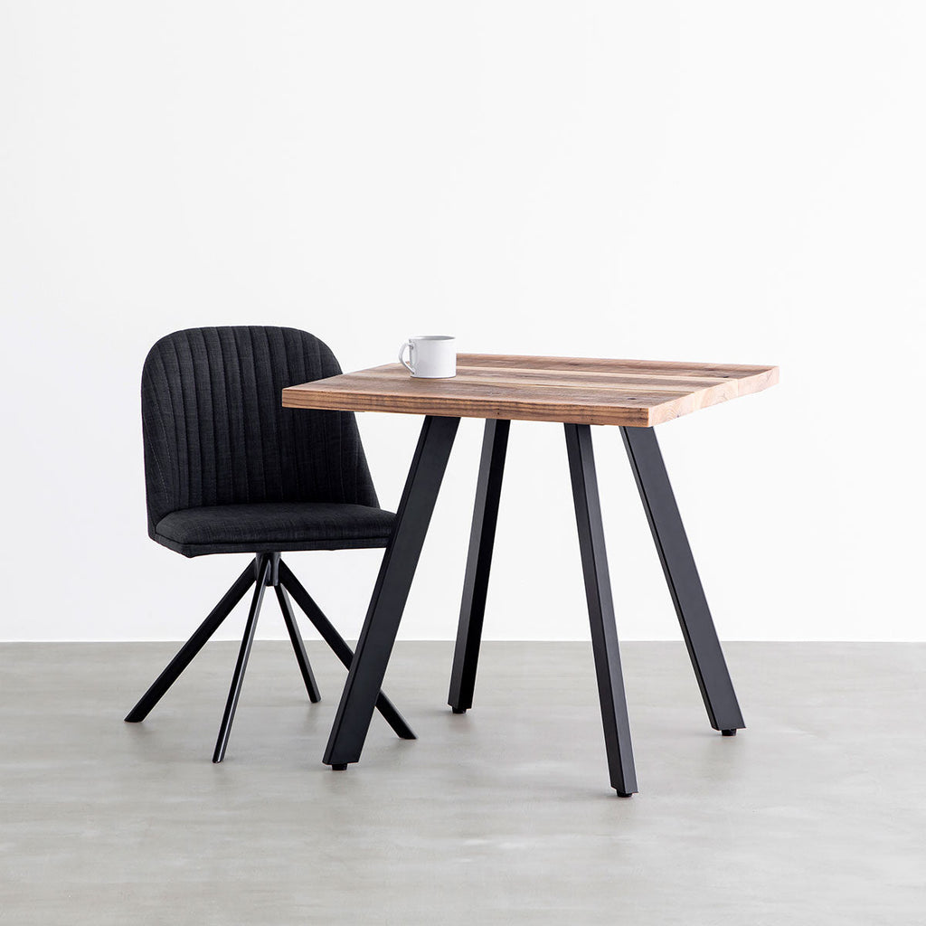 ヴィンテージ加工杉無垢材とアイアンのカフェテーブルにチェアを組み合わせてコーヒータイム