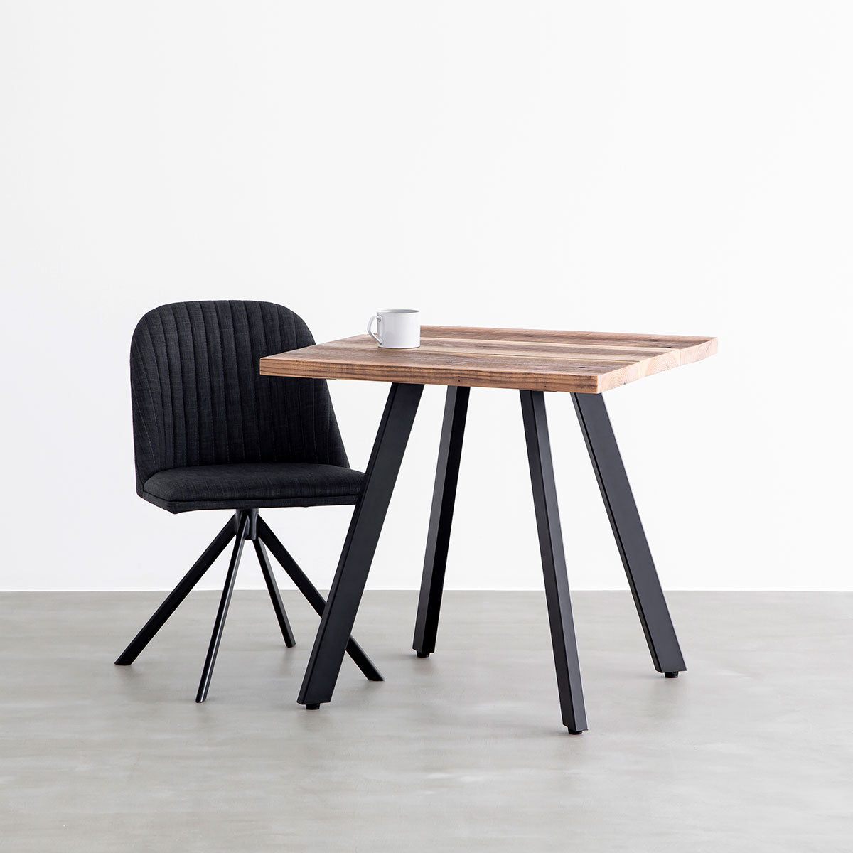 ヴィンテージ加工杉無垢材とアイアンのカフェテーブルにチェアを組み合わせてコーヒータイム