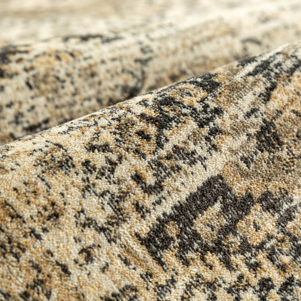 オリエンタルなダイヤ柄のパターンが美しいブラウンカラーのヴィンテージスタイルのラグの表面