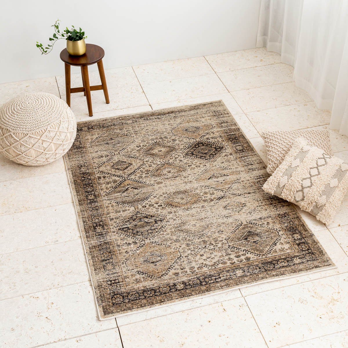 オリエンタルなダイヤ柄のパターンが美しいブラウンカラーのヴィンテージスタイルのラグの使用例1
