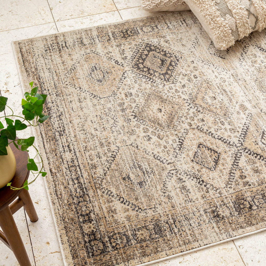 オリエンタルなダイヤ柄のパターンが美しいブラウンカラーのヴィンテージスタイルのラグの使用例2