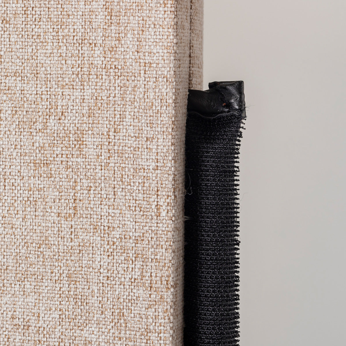 高密度のフェルトボードが騒音を吸収するシンプルなベージュのパーテーション60x150cm（ジョイント部・クローズアップ）