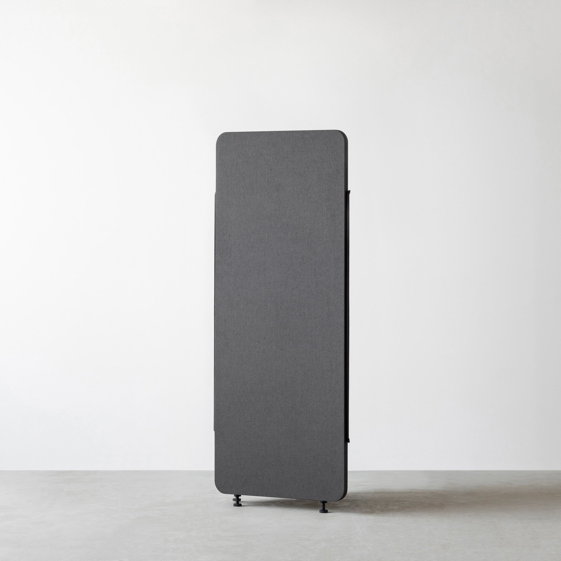 高密度のフェルトボードが騒音を吸収するシンプルなグレーのパーテーション60x150cm