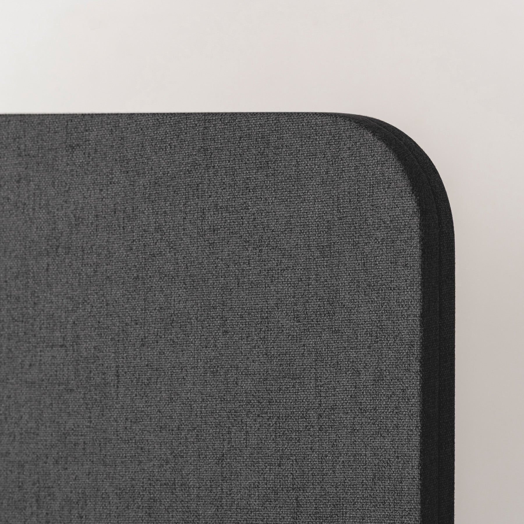 高密度のフェルトボードが騒音を吸収するシンプルなダークグレーのパーテーション60x150cm（上部・クローズアップ）