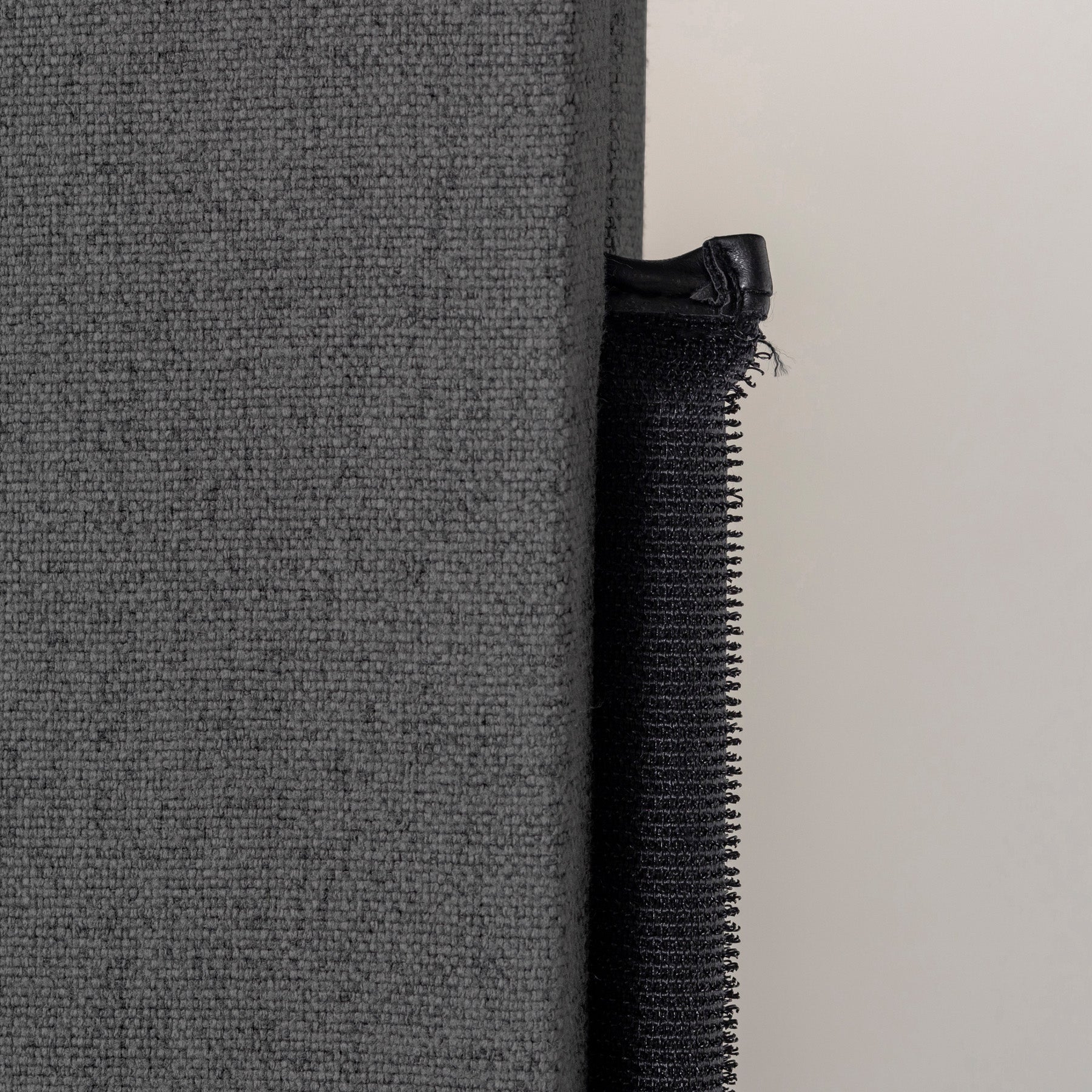 高密度のフェルトボードが騒音を吸収するシンプルなダークグレーのパーテーション60x150cm（ジョイント部・クローズアップ）