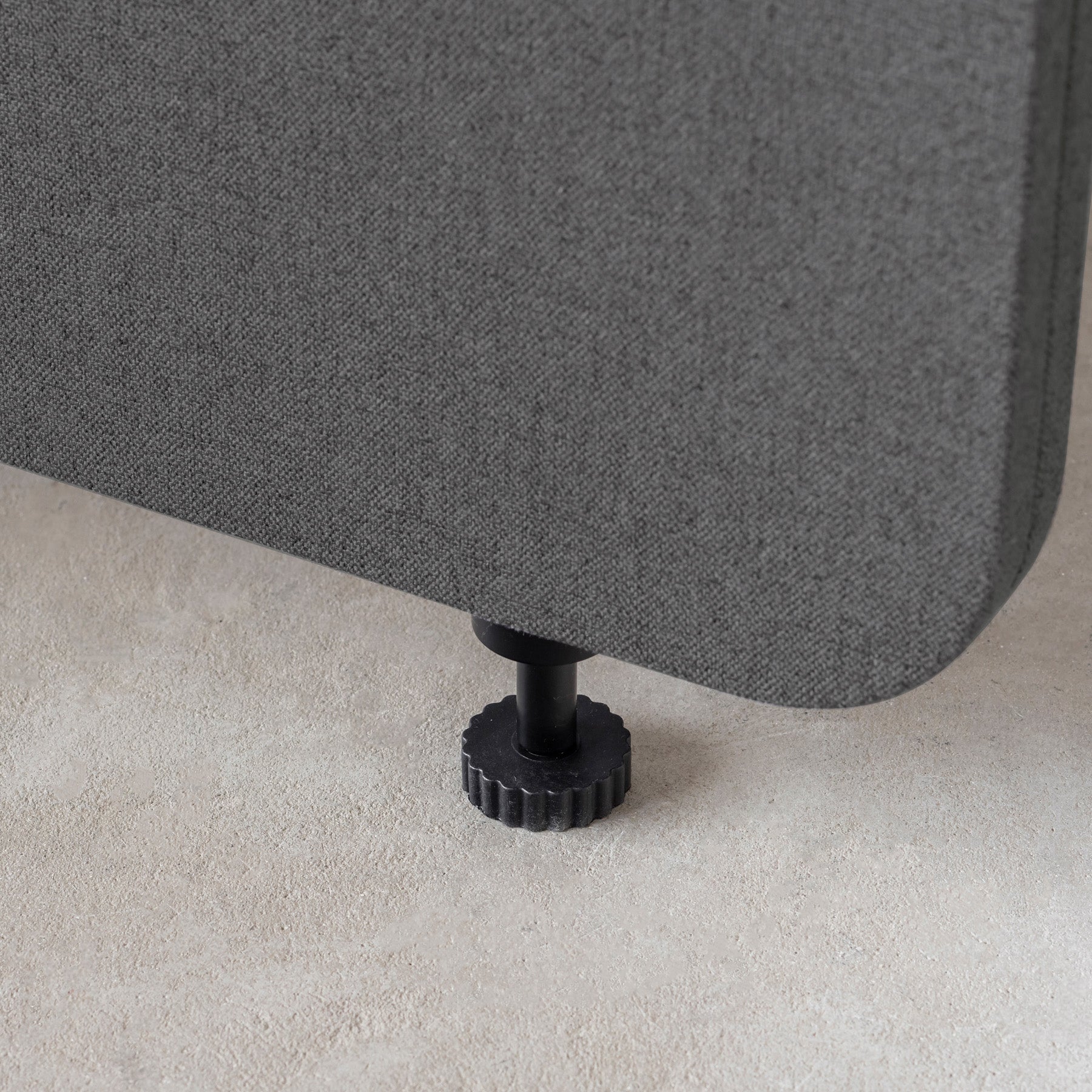 高密度のフェルトボードが騒音を吸収するシンプルなダークグレーのパーテーション60x150cm（脚部分）