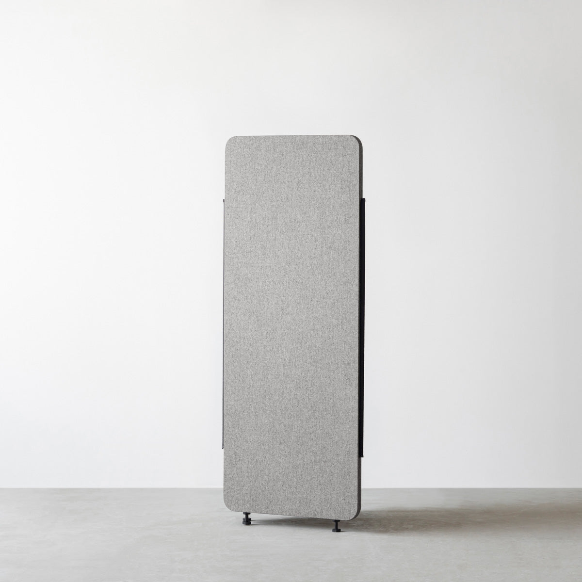 高密度のフェルトボードが騒音を吸収するシンプルなグレーのパーテーション60x150cm