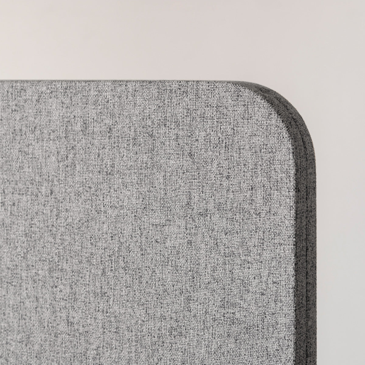 高密度のフェルトボードが騒音を吸収するシンプルなグレーのパーテーション60x150cm（上部・クローズアップ）