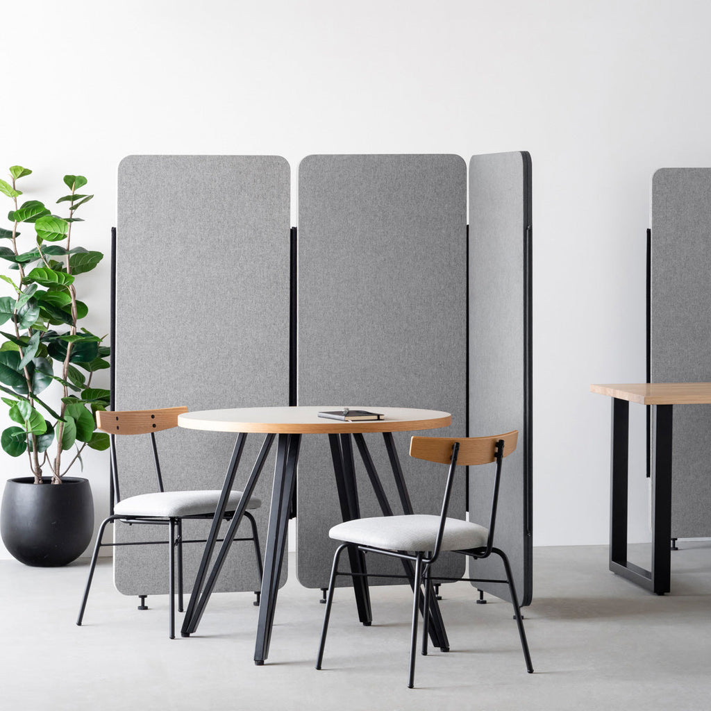高密度のフェルトボードが騒音を吸収するシンプルなグレーのパーテーション60x150cm（使用例）