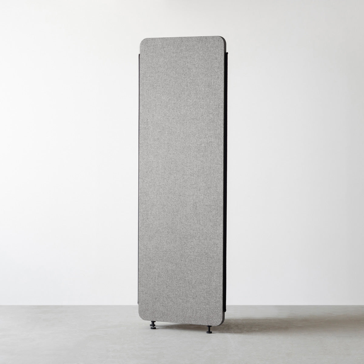高密度のフェルトボードが騒音を吸収するシンプルなグレーのパーテーション60x180cm