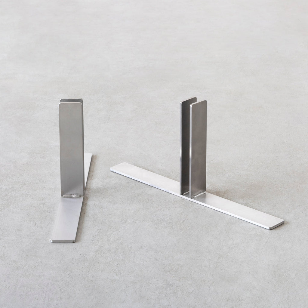 しなやかに曲線を描くオークのウッドパーテーション（付属のスタンド）