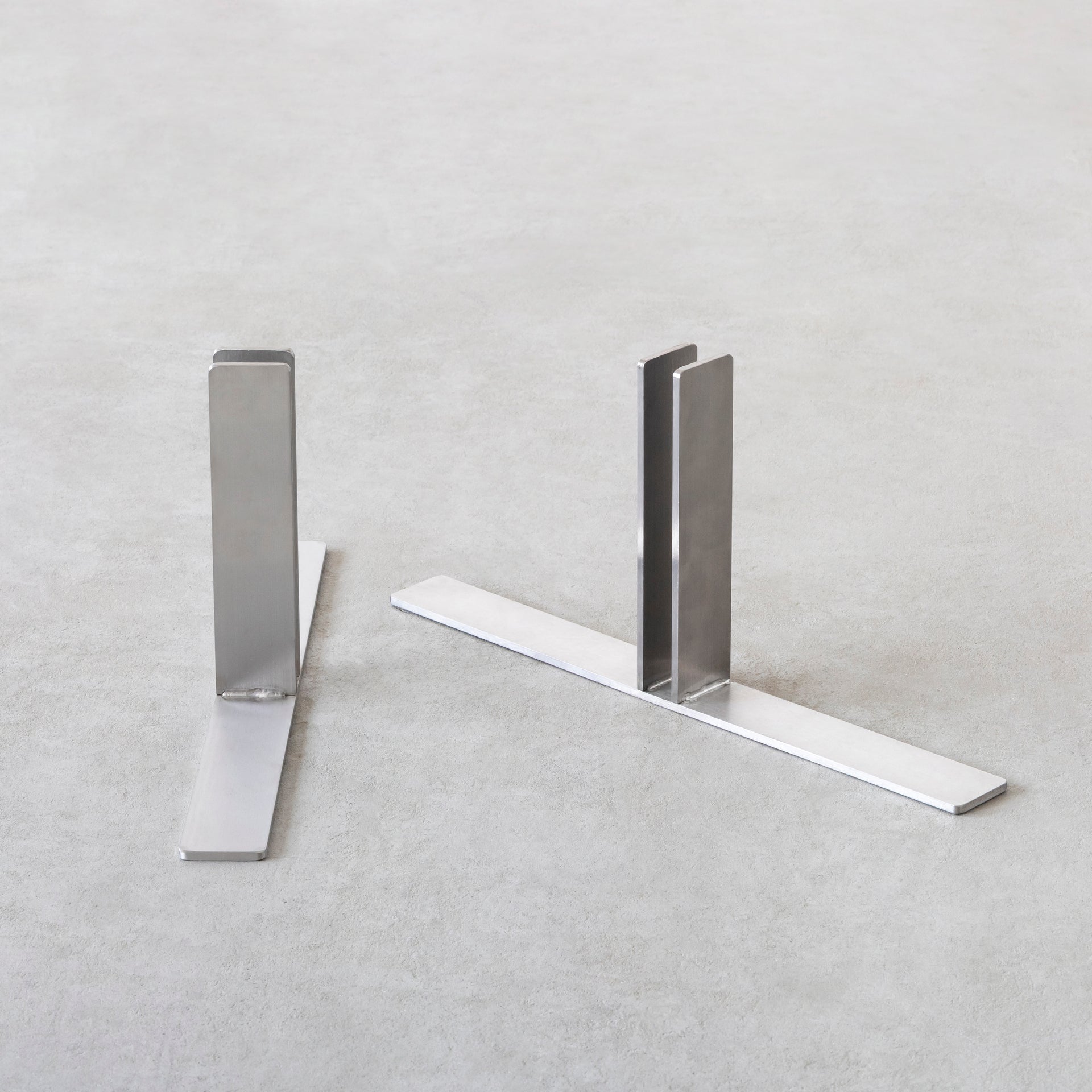 しなやかに曲線を描くチェリーのウッドパーテーション（付属のスタンド）