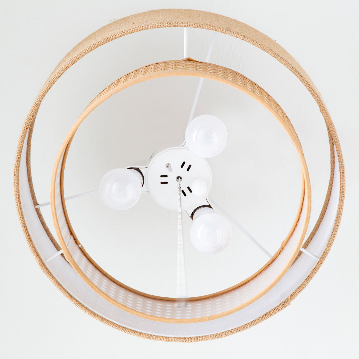 ナチュラルな印象のバンブープラスティックを使った3灯シーリングライト（電球・下から見た図）