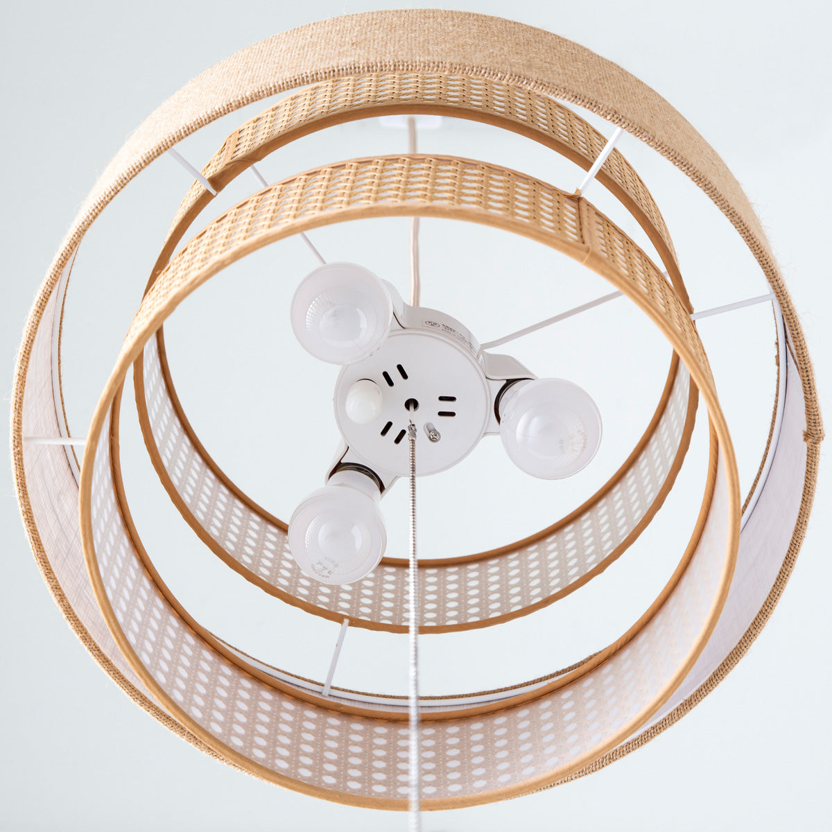 ナチュラルな印象のバンブープラスティックを使った3灯ペンダントライト（電球・下から見た図）