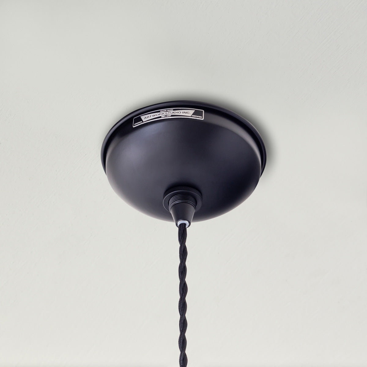 ブラックワイヤーのペンダントライト・電球あり（取り付け部分）