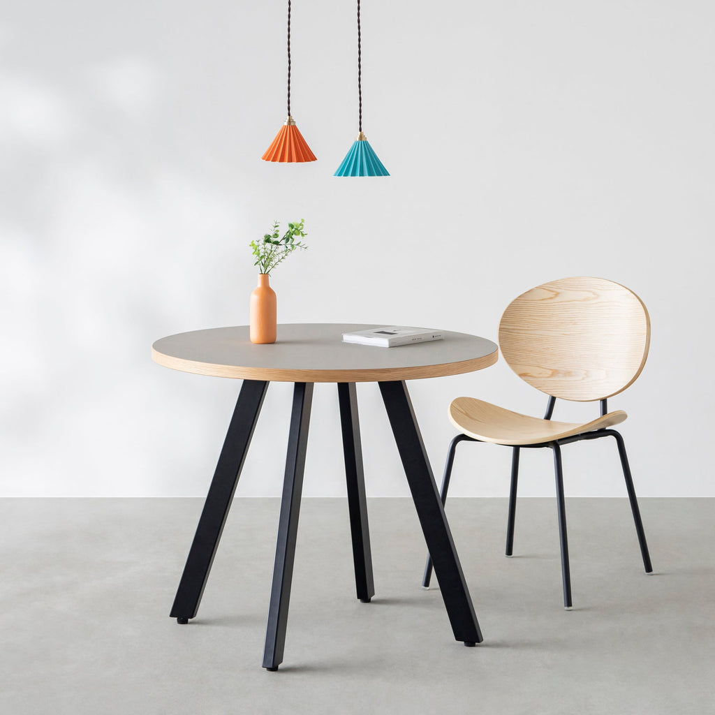 陶器製シェードが特徴のペンダントライト