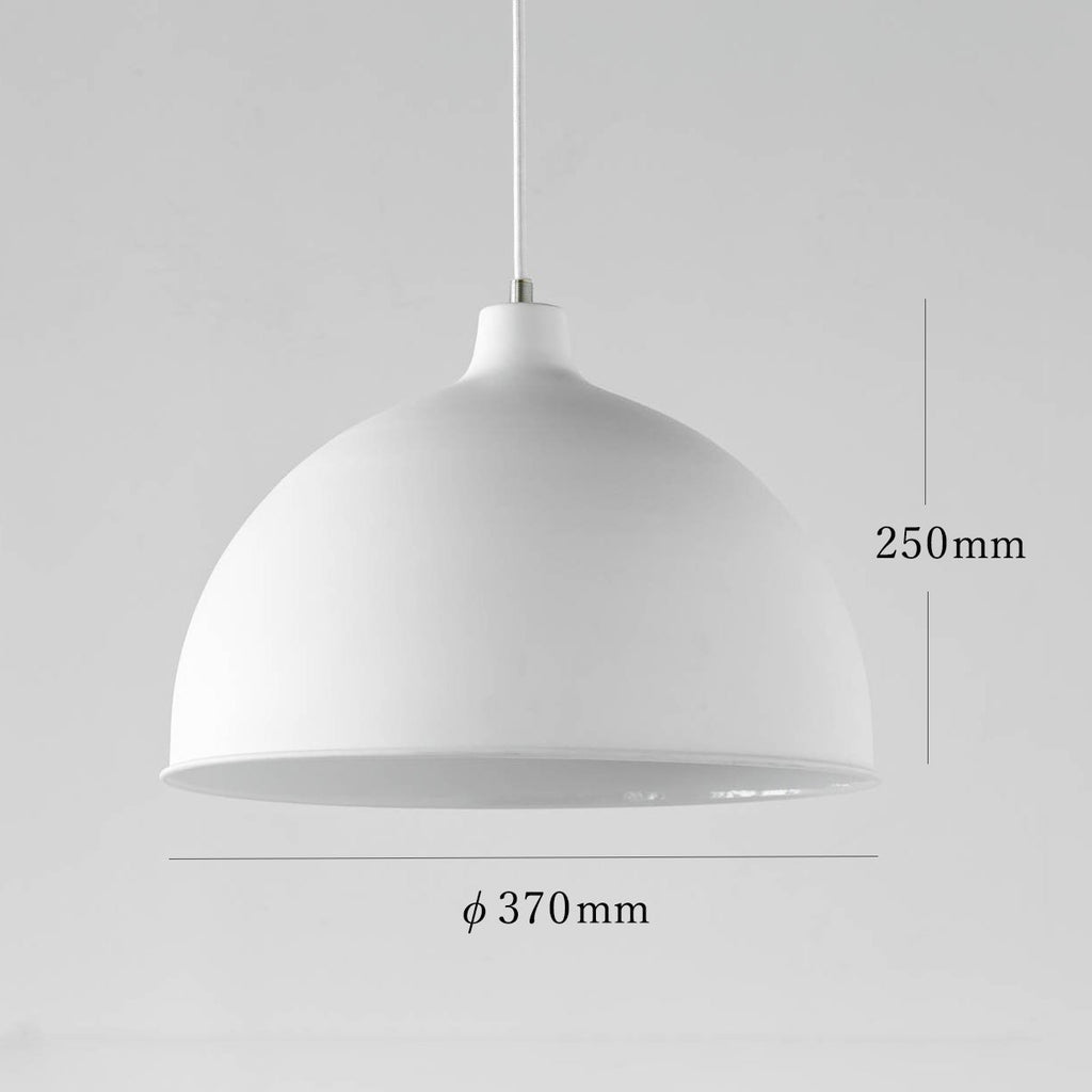 かなでもののマットホワイトの美しいアイアンの質感にシンプルなシェードのデザインが映えるペンダントライトとテーブルと椅子(寸法)