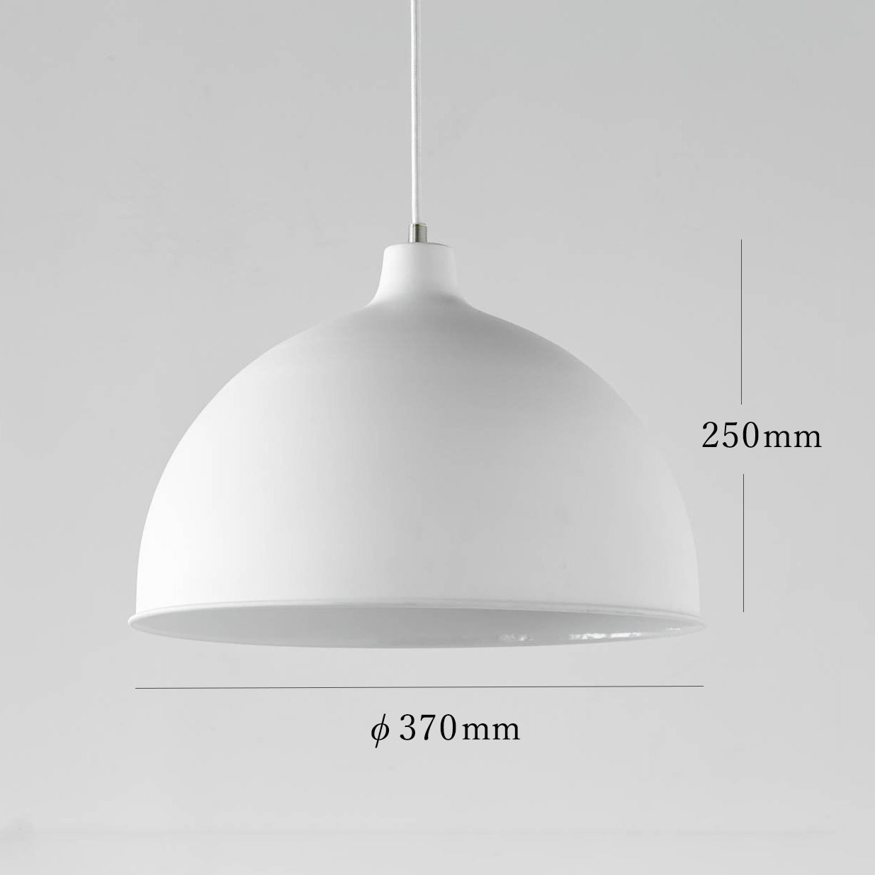 かなでもののマットホワイトの美しいアイアンの質感にシンプルなシェードのデザインが映えるペンダントライトとテーブルと椅子(寸法)