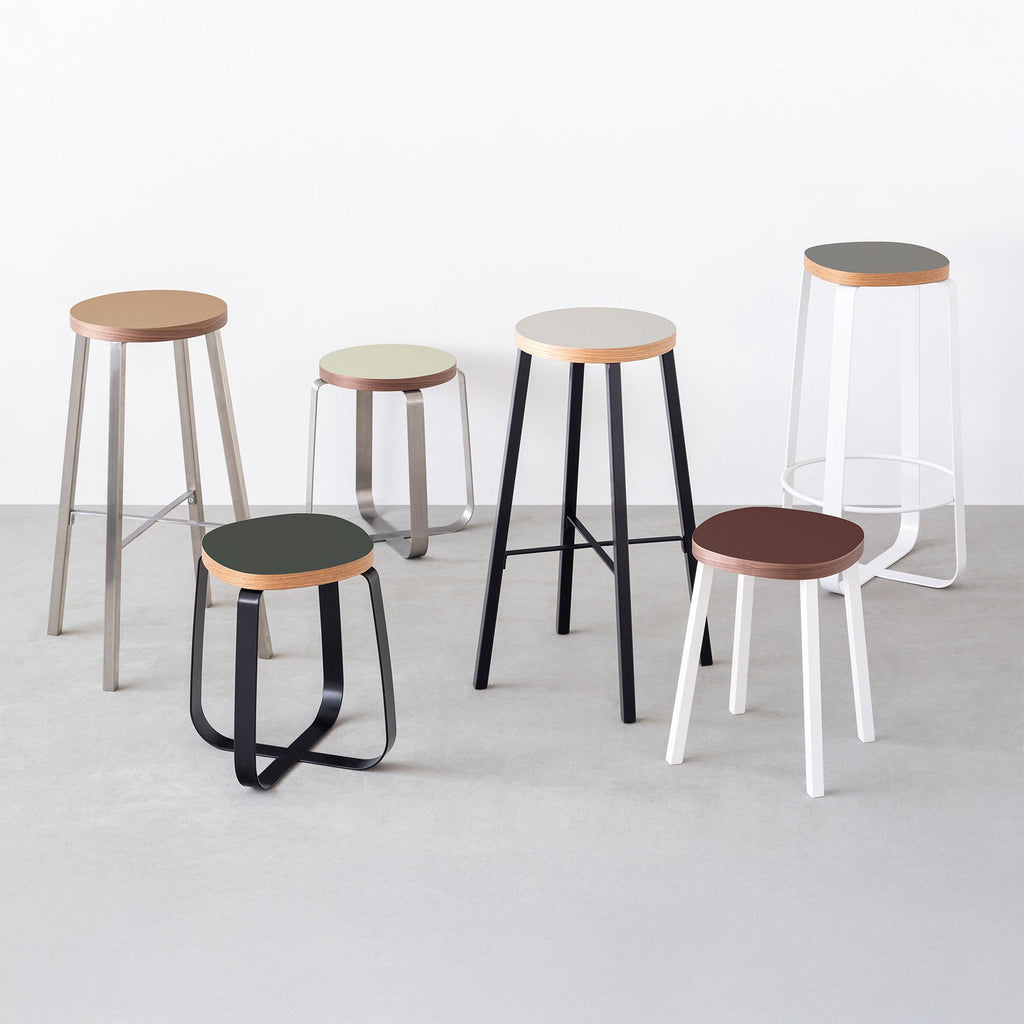 KanademonoのリノリウムRound&Squircle座面とCross Plate&Slant Bar脚を合わせたシンプルモダンなスツール（集合1）