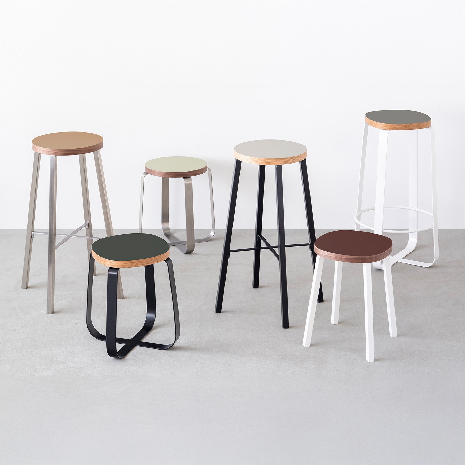 KanademonoのリノリウムRound&Squircle座面とCross Plate&Slant Bar脚を合わせたシンプルモダンなスツール（集合1）