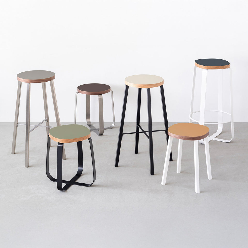 KanademonoのリノリウムRound&Squircle座面とCross Plate&Slant Bar脚を合わせたシンプルモダンなスツール（集合2）