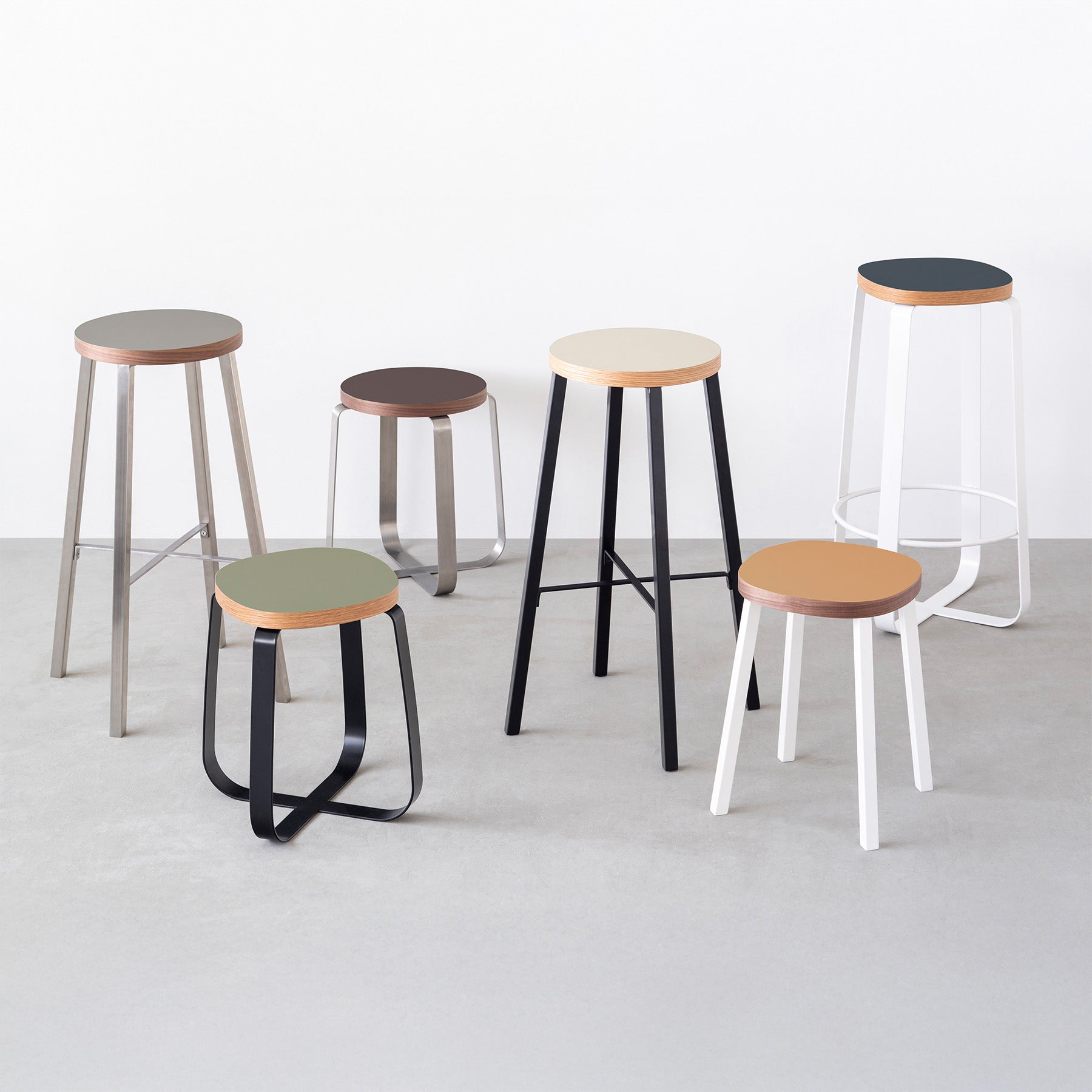 KanademonoのリノリウムRound&Squircle座面とCross Plate&Slant Bar脚を合わせたシンプルモダンなスツール（集合2）