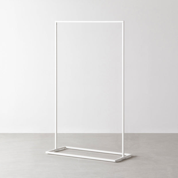 かなでもののシンプルで無駄のないデザインのマットホワイトアイアンフレームのハンガーラック 90cm（斜め）