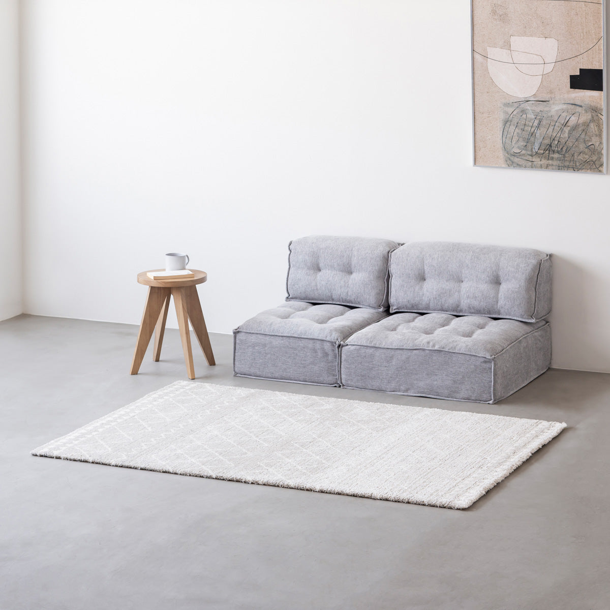 ダイヤ柄のパターンがお部屋に馴染むシンプルなグレイッシュカラーのラグ（使用例）