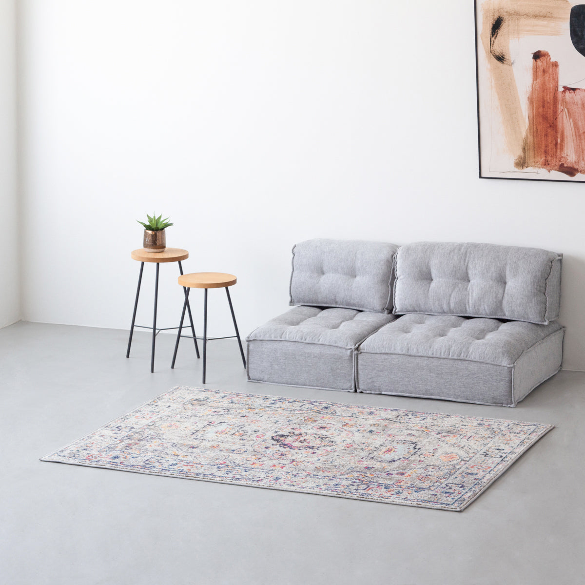 お部屋に馴染むブルー＆オレンジ系のアンティークな色使いがアクセントのヴィンテージスタイルのラグ（使用例）