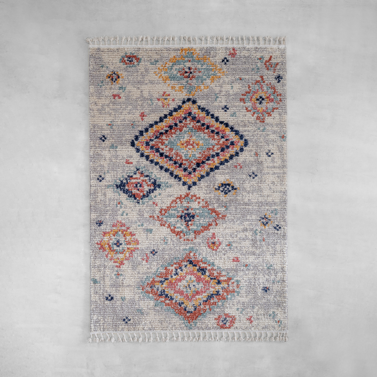 温かな色使いのダイヤモンドモチーフが、明るいトーンでお部屋に賑やかさをプラスしてくれるモロッカンラグ