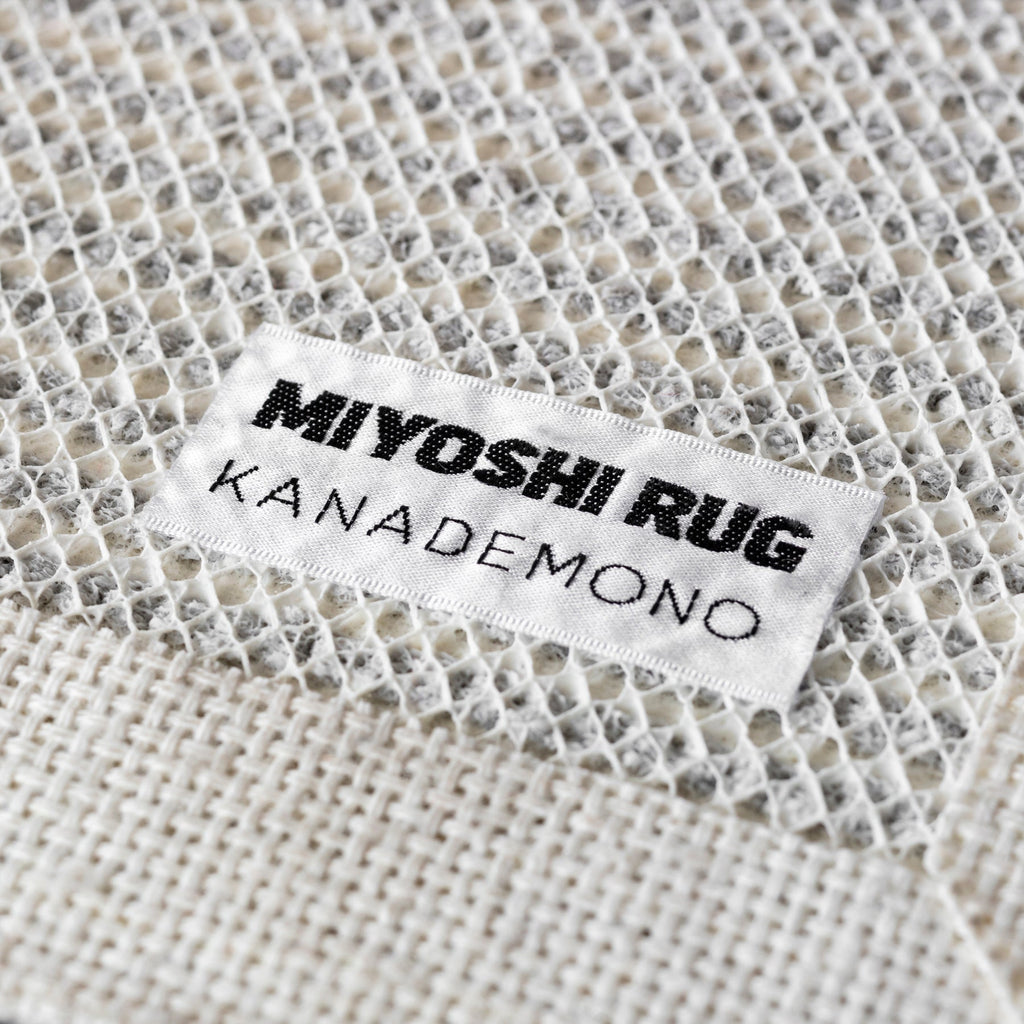 柔らかくふっくらとした厚みのあるハンドメイドラグ・玄関マットサイズ（ライトグレー織りネーム）