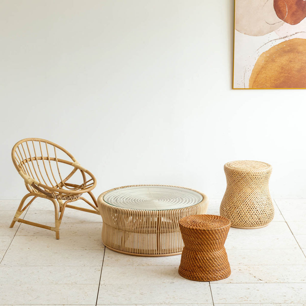 円形のラタンフレームが美しいガラストップのナチュラルなローテーブルの使用例1