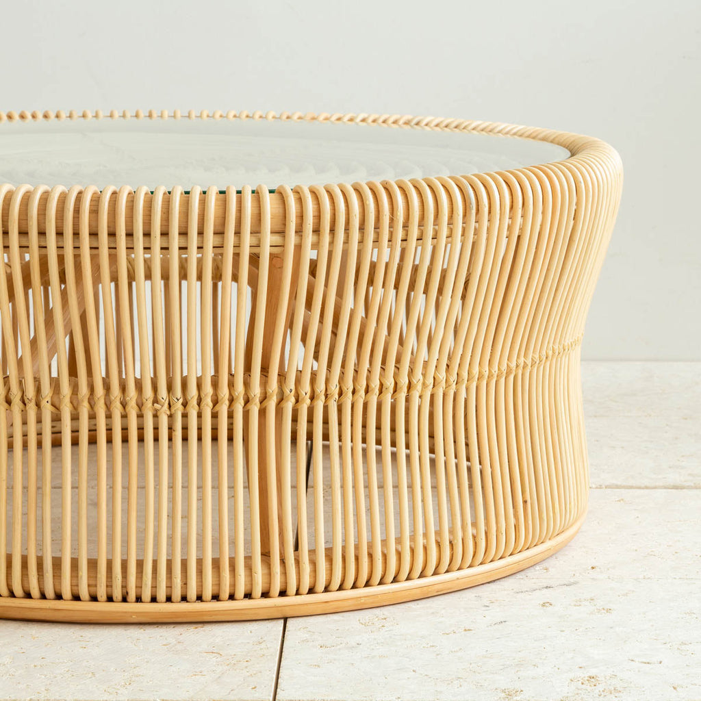 円形のラタンフレームが美しいガラストップのナチュラルなローテーブル（フレーム）