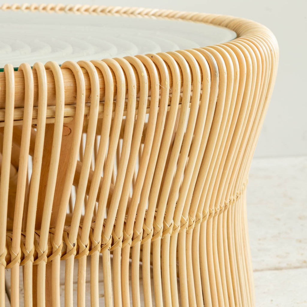 円形のラタンフレームが美しいガラストップのナチュラルなローテーブル（フレーム・クローズアップ）