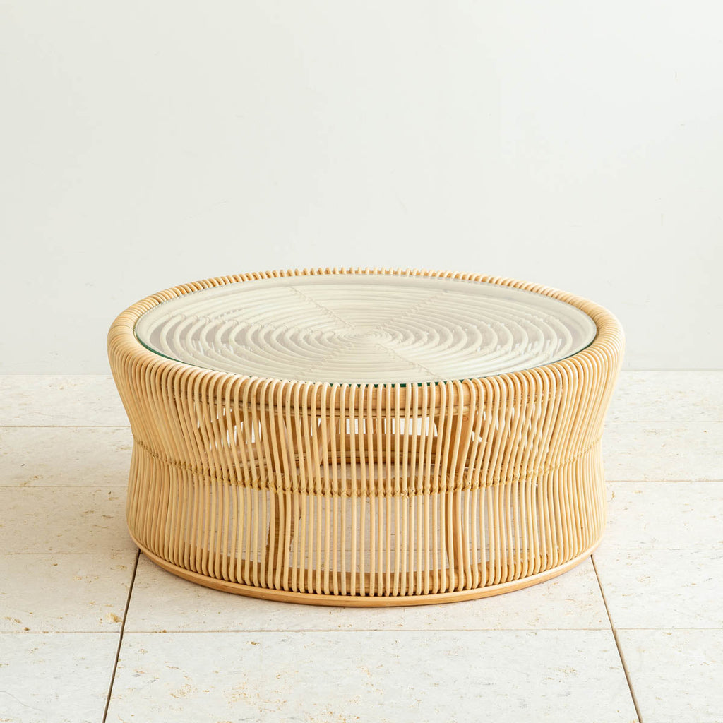 円形のラタンフレームが美しいガラストップのナチュラルなローテーブル