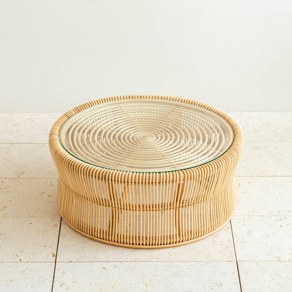 円形のラタンフレームが美しいガラストップのナチュラルなローテーブル2