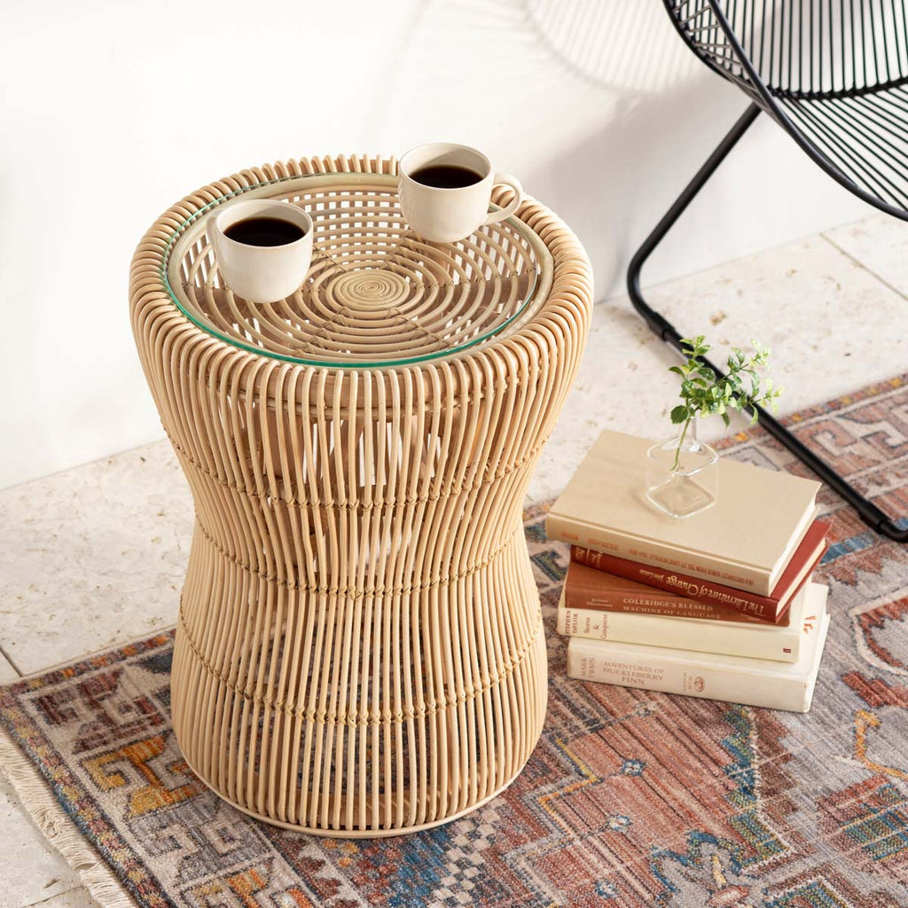 円形のラタンフレームが美しいサイドテーブルの使用例1