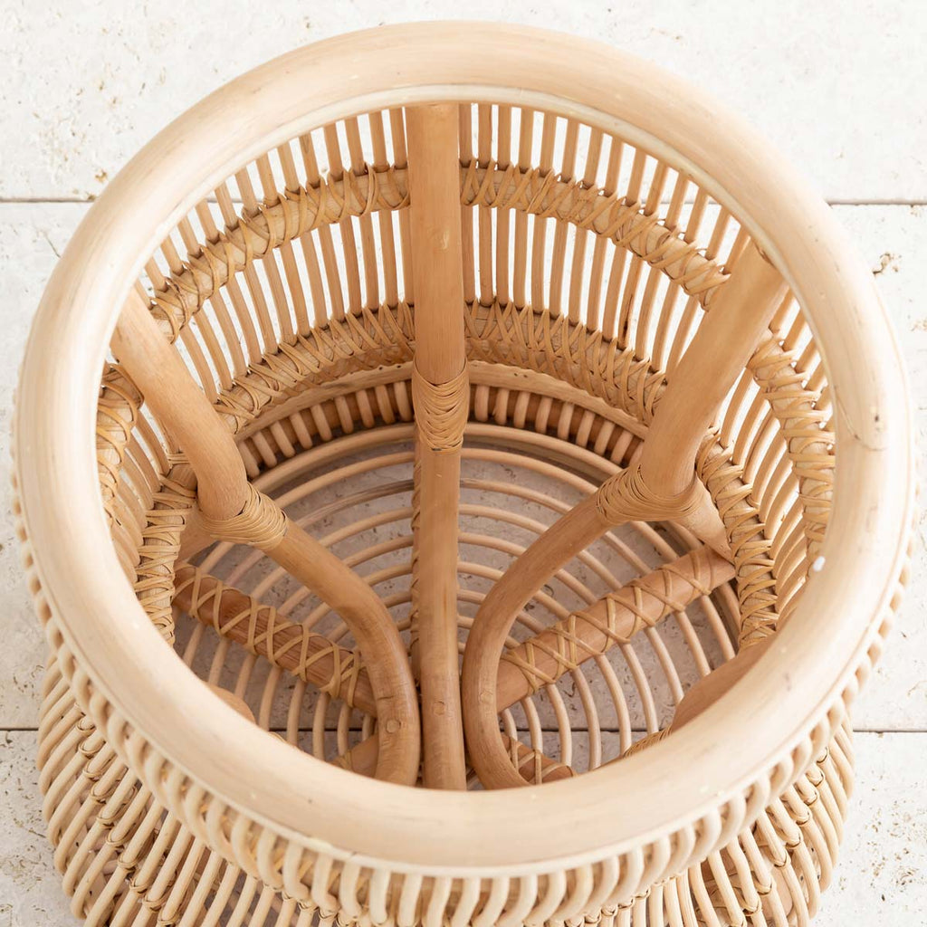 円形のラタンフレームが美しいサイドテーブル（裏側）