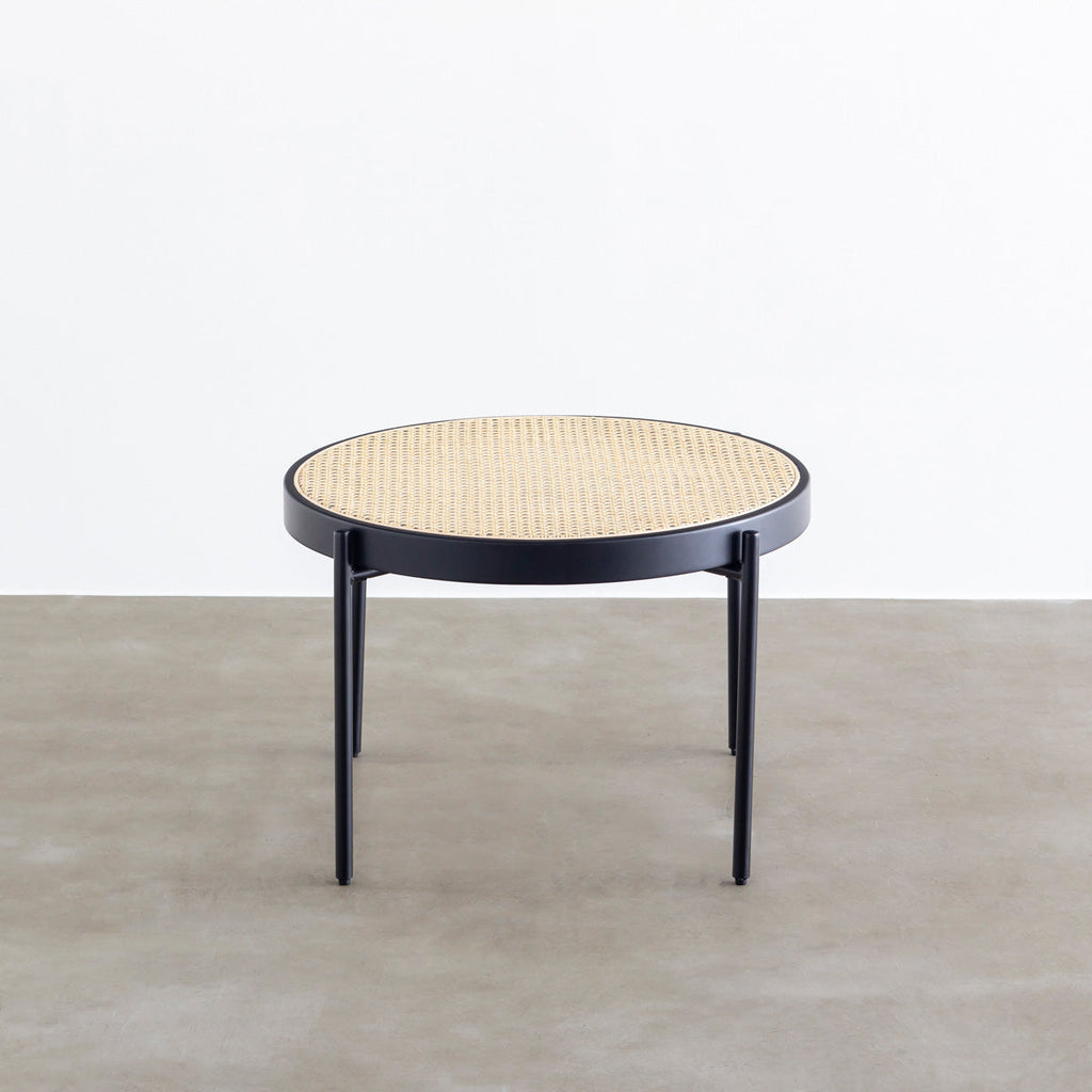 ナチュラルなラタン×ブラックスチールで製作されたシンプルモダンなラウンドローテーブル（正面）