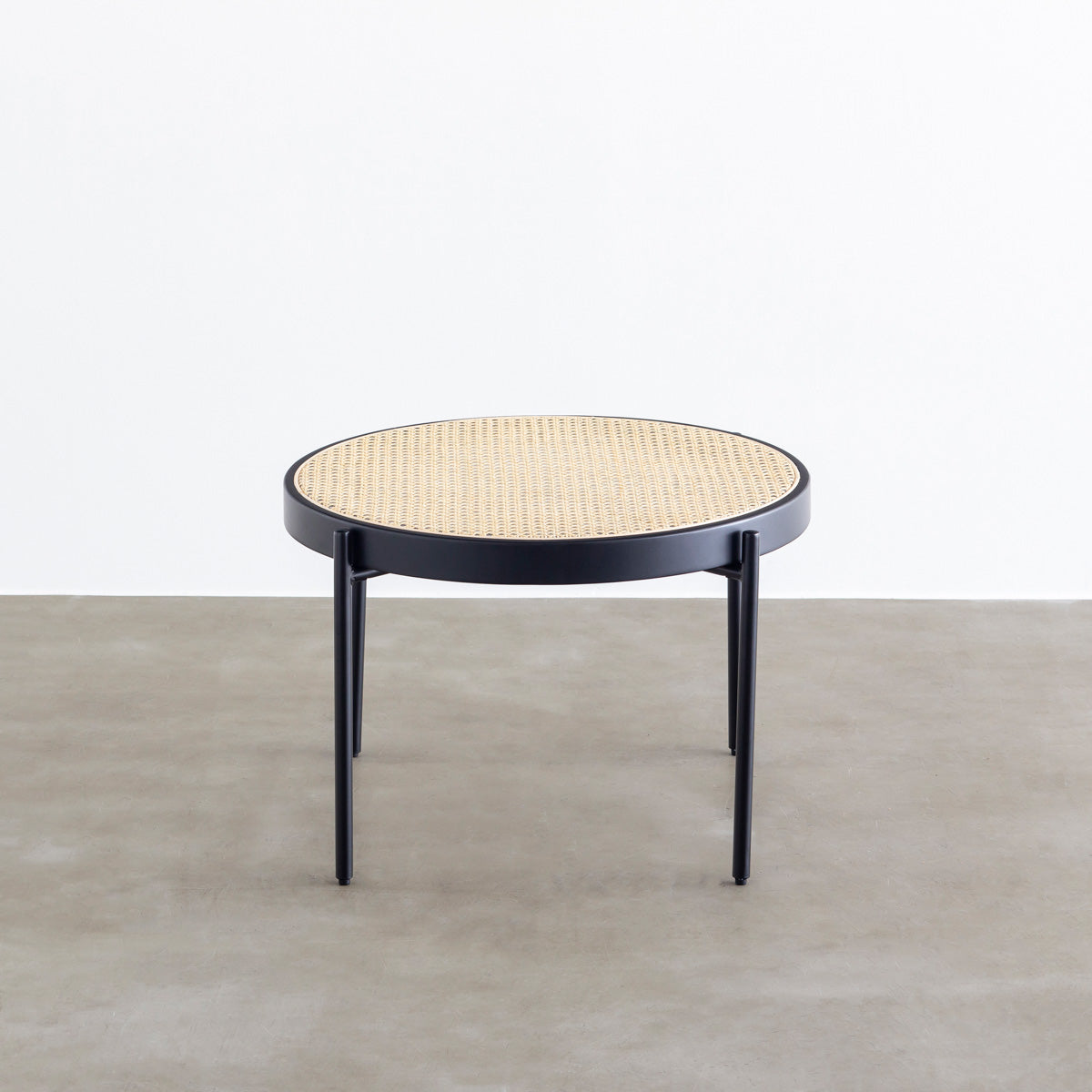 ナチュラルなラタン×ブラックスチールで製作されたシンプルモダンなラウンドローテーブル（正面）