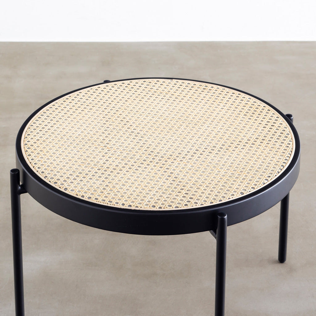 ナチュラルなラタン×ブラックスチールで製作されたシンプルモダンなラウンドローテーブル（上からのアングル）