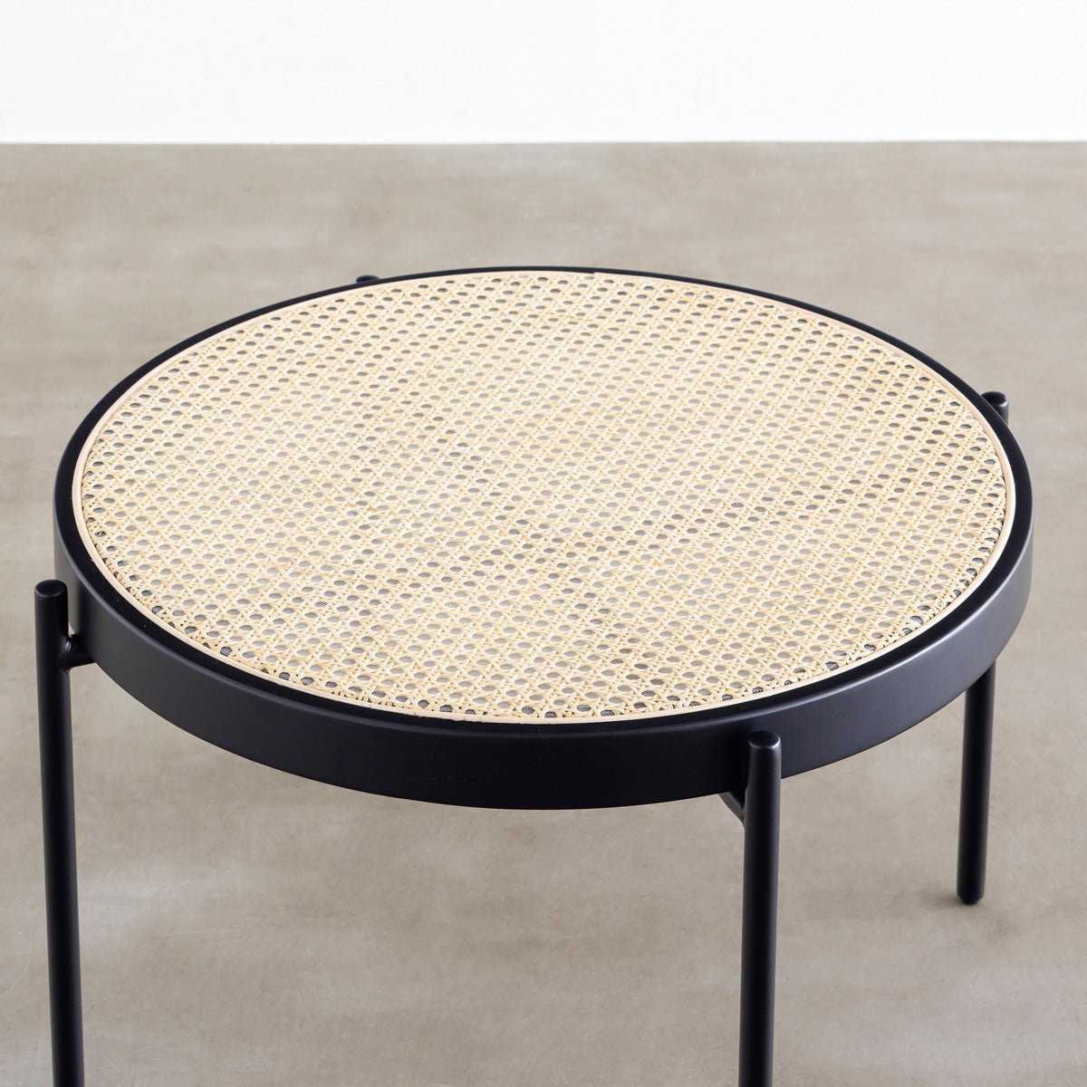 ナチュラルなラタン×ブラックスチールで製作されたシンプルモダンなラウンドローテーブル（上からのアングル）