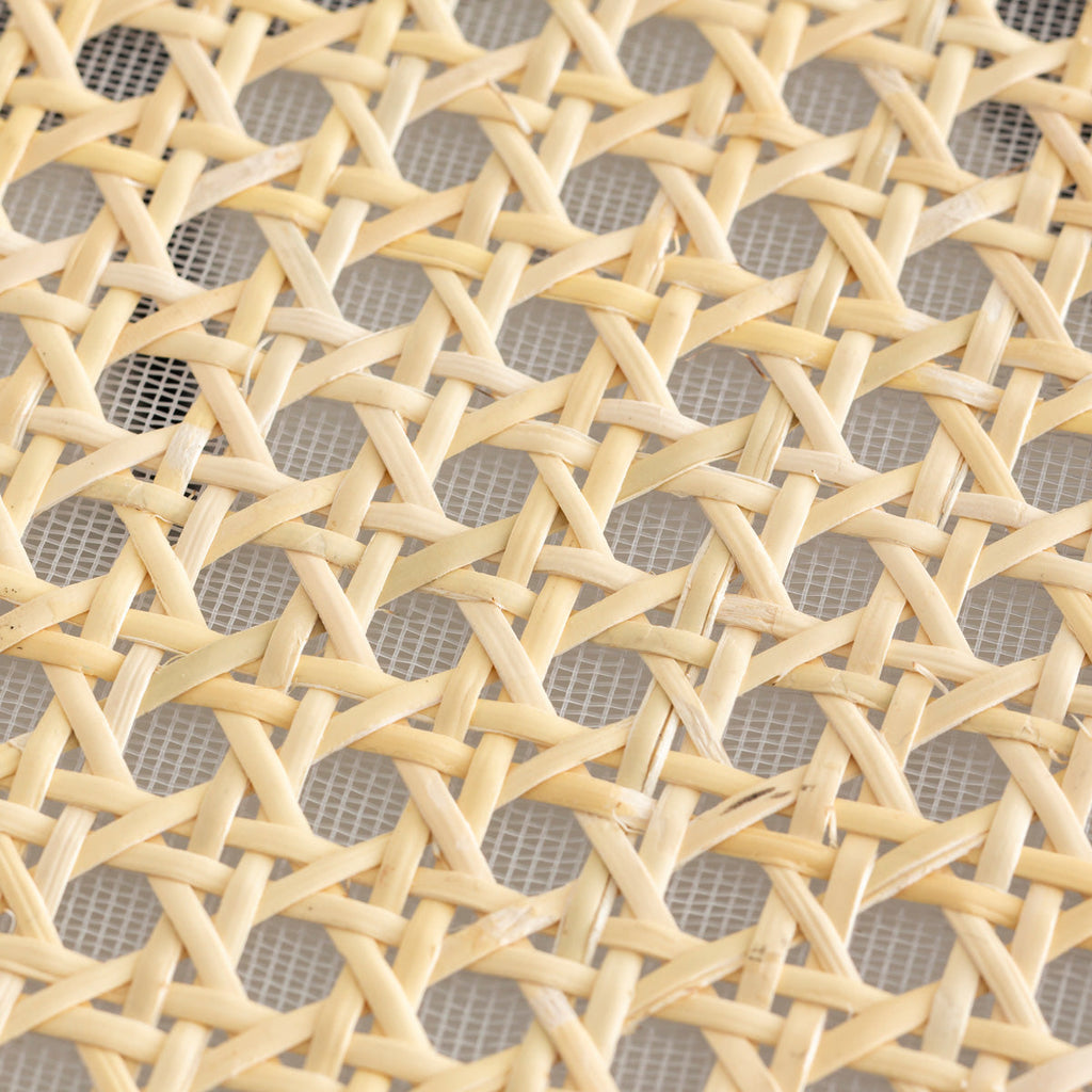 ナチュラルなラタン×ブラックスチールで製作されたシンプルモダンなラウンドローテーブル（天板ラタンクローズアップ）