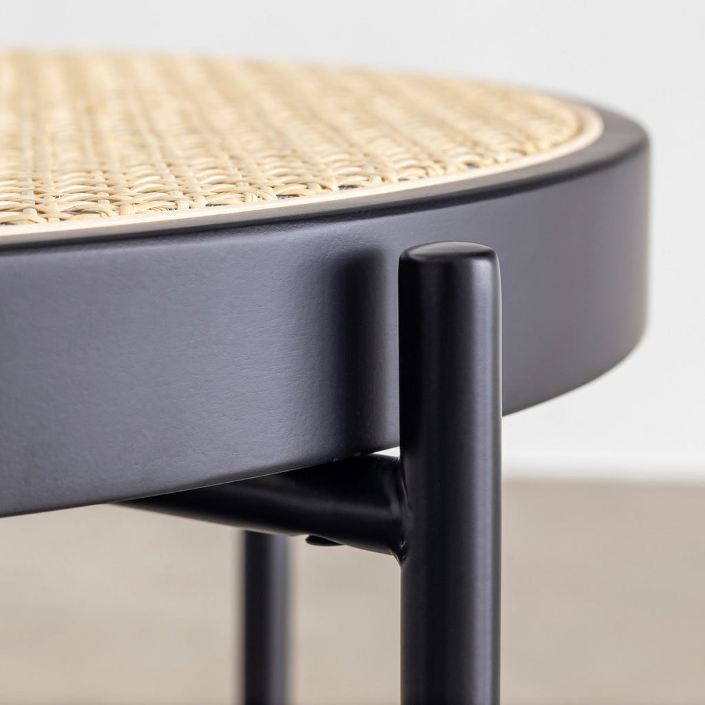 ナチュラルなラタン×ブラックスチールで製作されたシンプルモダンなラウンドローテーブル（フレーム部分クローズアップ）