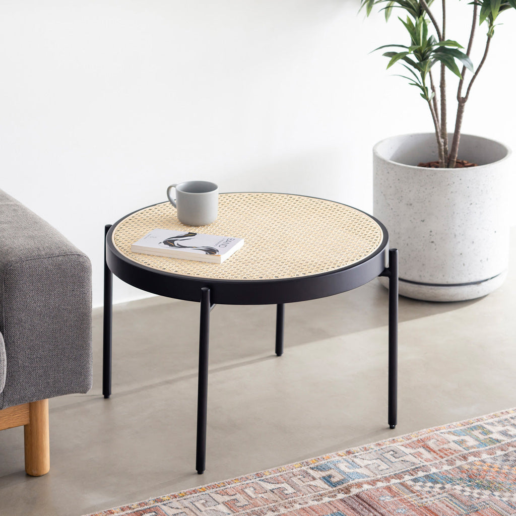 ナチュラルなラタン×ブラックスチールで製作されたシンプルモダンなラウンドローテーブル（使用イメージ）