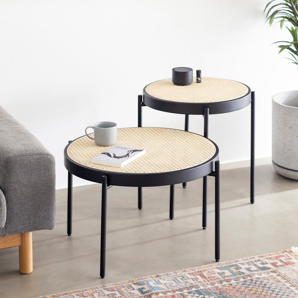 ナチュラルなラタン×ブラックスチールで製作されたシンプルモダンなラウンドローテーブル（サイドテーブルとの組み合わせでの使用イメージ）